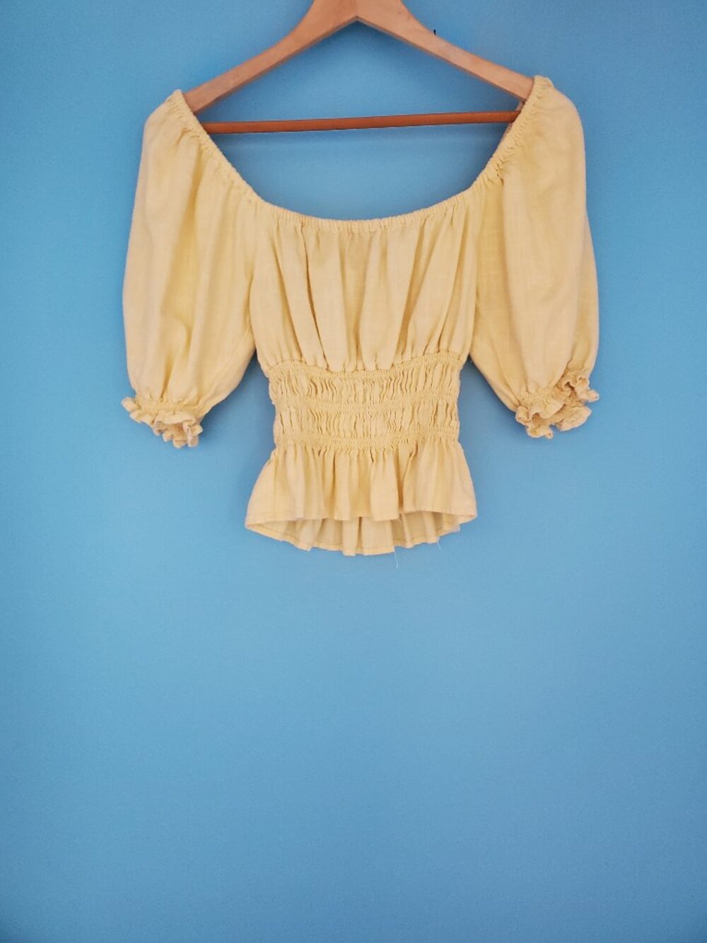 Forever 21 Blouse Size Medium Light Yellow Scoop Neck